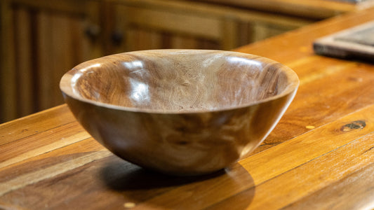 Large hand-carved bowl (northern beauty wood)