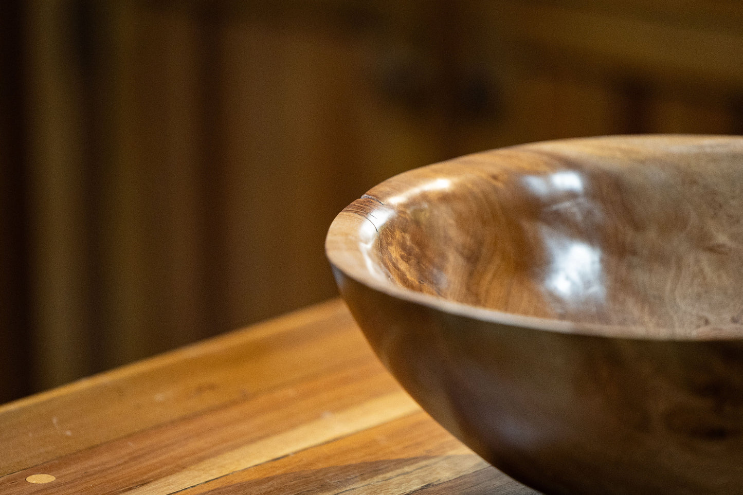 Large hand-carved bowl (northern beauty wood)