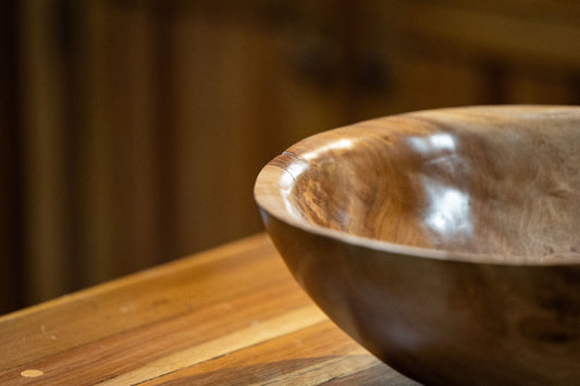 Large hand-carved bowl (northern beauty wood)