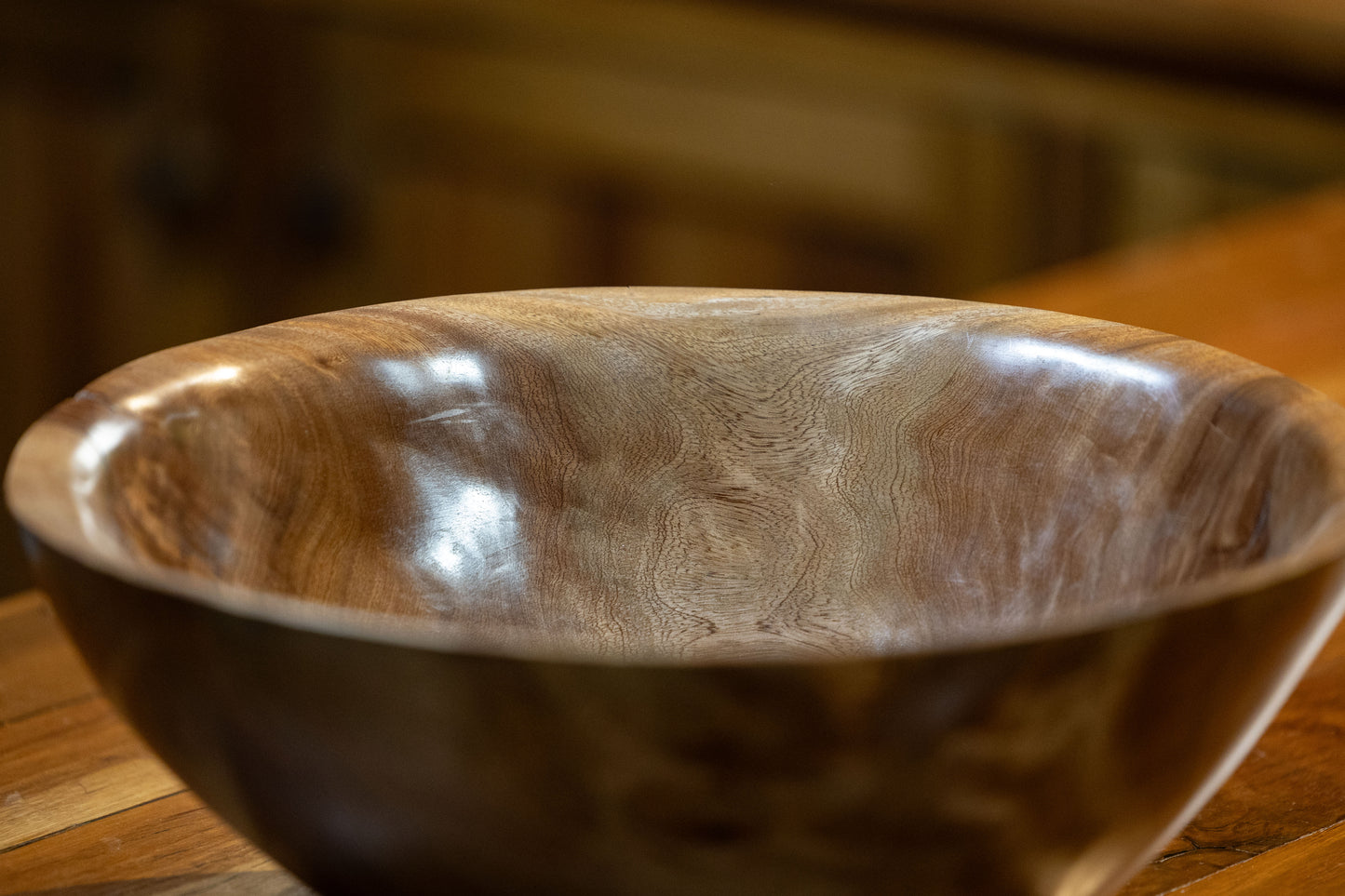 Large hand-carved bowl (northern beauty wood)