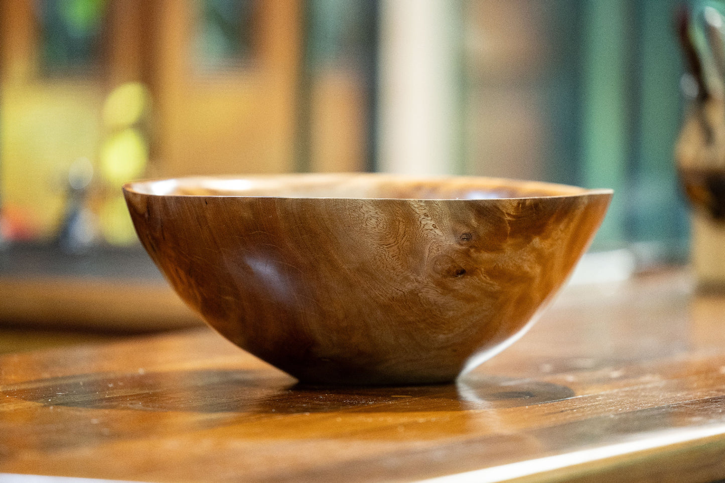 Large hand-carved bowl (northern beauty wood)